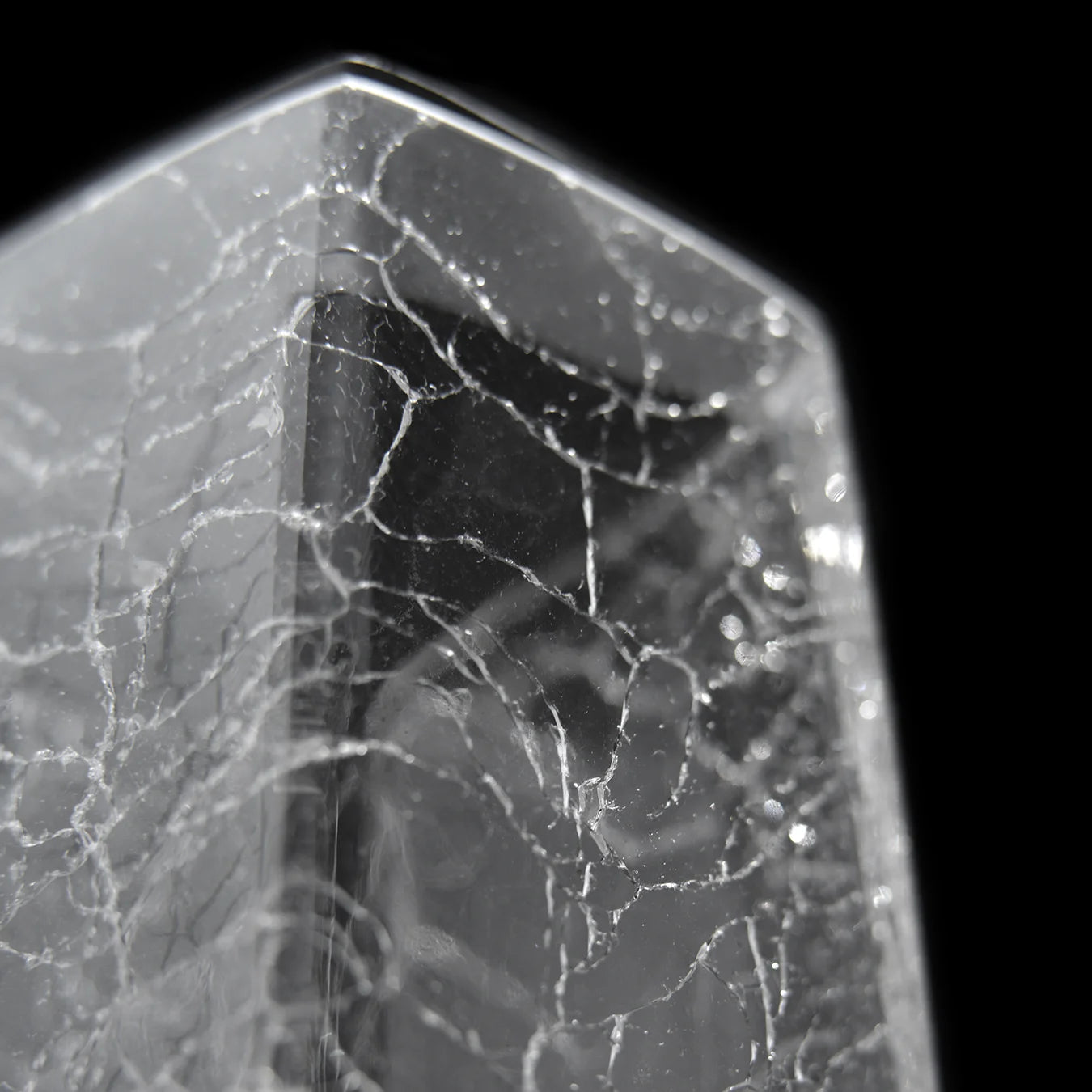 A closeup show of the top of the new Raif Whiskey Decanter - Crackle Edition highlighting the cracking detail on the surface.